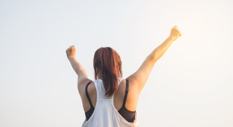 Happy successful sportswoman raising arms to the sky on golden back lighting sunset summer. Fitness athlete with arms up celebrating goals after sport exercising and working out outdoors. Copy space.
Foto by tirachard / Freepik